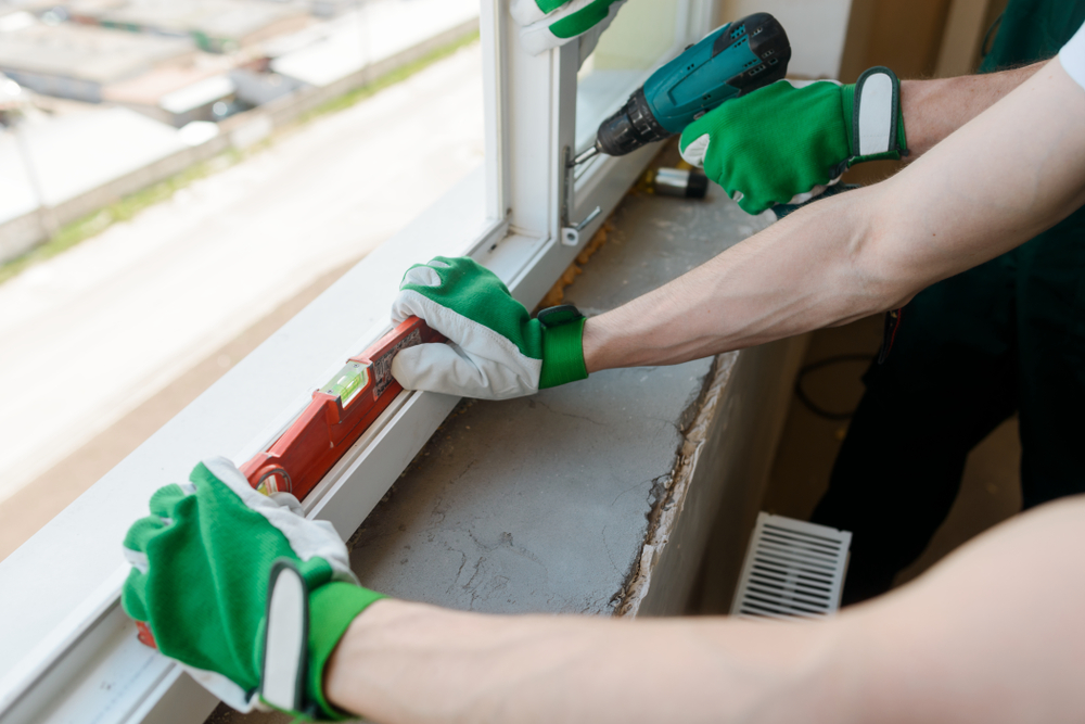 Hands,Holding,A,Level,Tool.,Construction,Workers,Are,Installing,A